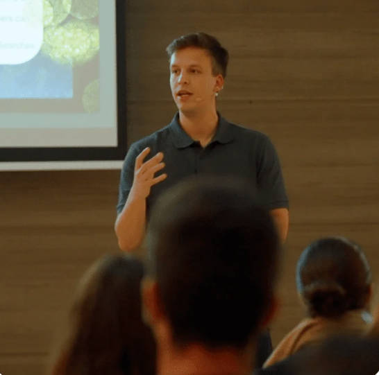 Análisis educativo inspirado en AdrianSaenz